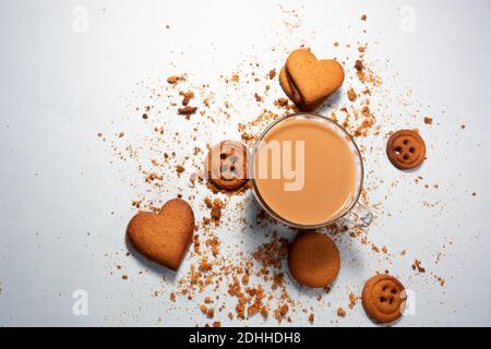 Milchschokolade, Macadamia-Nuss-Kekse und Kaffee Stockfoto