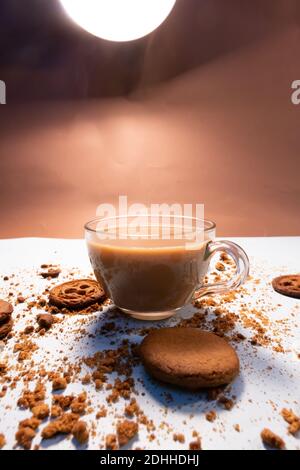 Milchschokolade, Macadamia-Nuss-Kekse und Kaffee Stockfoto