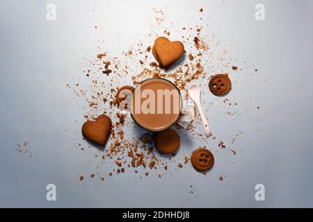 Milchschokolade, Macadamia-Nuss-Kekse und Kaffee Stockfoto