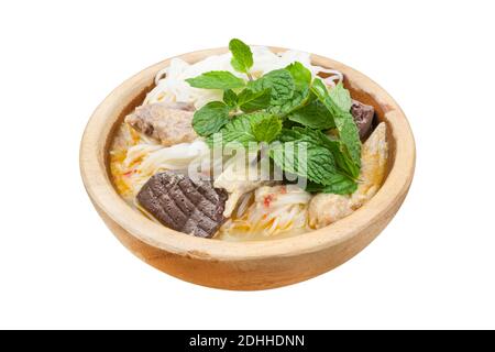 Thailändische Reis-Vermicelli-Nudel mit Hühnercurry und frischer Pfefferminze Auf Holzschale auf weißem Hintergrund Stockfoto