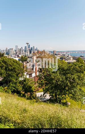 Blick auf die Skyline von Seattle vom West Highland Drive und Kerry Park in Queen Anne, Seattle, Washington. Stockfoto