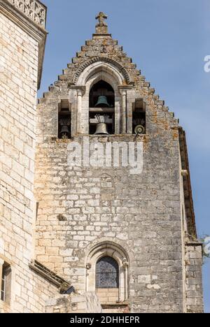 Die Basilika von St-Sauveur fügt sich in die Klippen von Rocamadour, Frankreich, ein Stockfoto