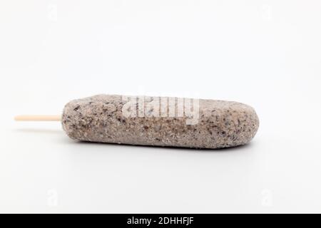 Kekse und Cremescreme auf weißem Hintergrund Stockfoto