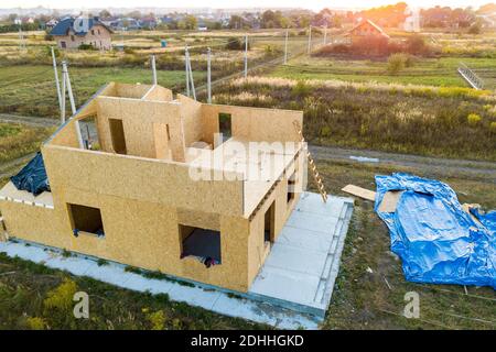 Bau von neuen und modernen modularen Haus. Wände von Composite- Holz- sip-Panels mit Polystyroldämmung im Inneren. Aufbau neuer Rahmen der Ener Stockfoto