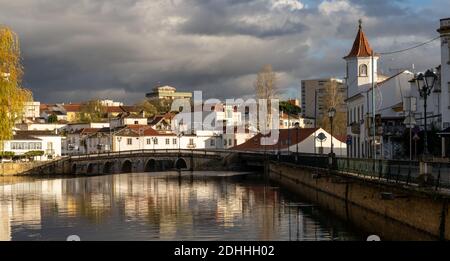 Tomar, Portugal: 8. Dezember 2020: Blick auf die historische Stadt Tomar im Zentrum Portugals Stockfoto