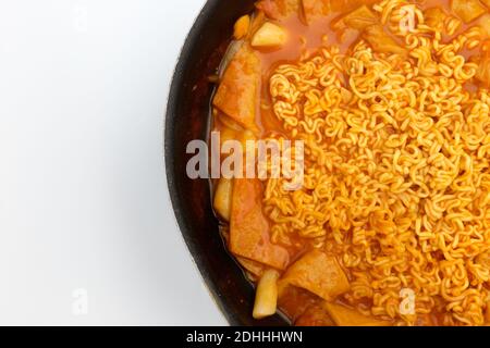 Scharfe Tteokbokki auf weißem Hintergrund Stockfoto