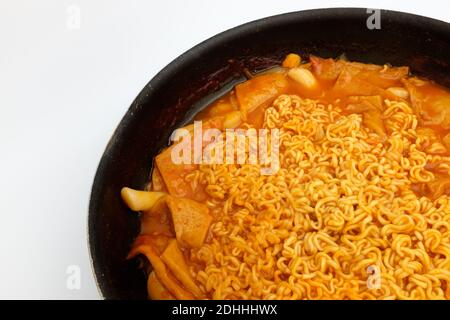 Scharfe Tteokbokki auf weißem Hintergrund Stockfoto