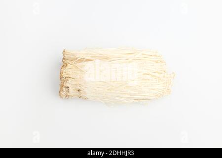 Enoki Pilze auf weißem Hintergrund Stockfoto