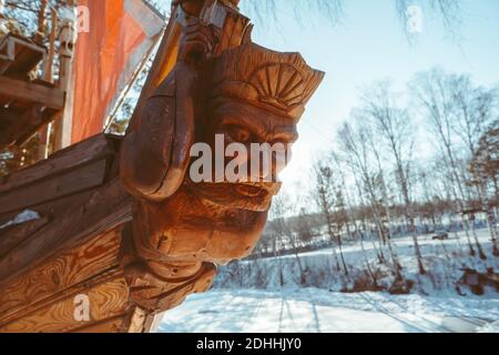 Holzfigur eines bärtigen Mannes auf dem Bogen von Das Schiff Stockfoto