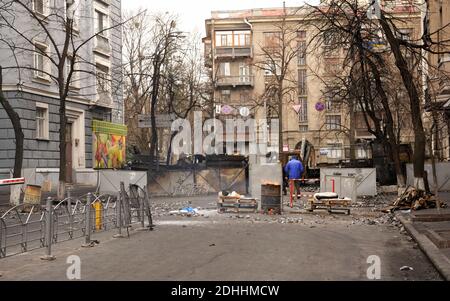 Menschen, die Barrikaden auf der Institutskaya Straße entfernen. Revolution der würde. 22. Februar 2014. Kiew, Ukraine Stockfoto