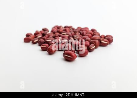 Reife rote Bohnen auf weißem Hintergrund Stockfoto