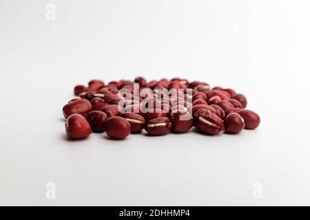 Reife rote Bohnen auf weißem Hintergrund Stockfoto