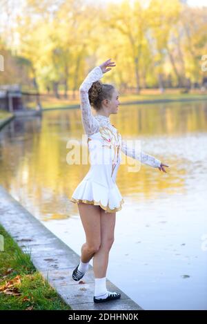 Ballerina tanzen im Naturpark zwischen Herbstblättern. Stockfoto