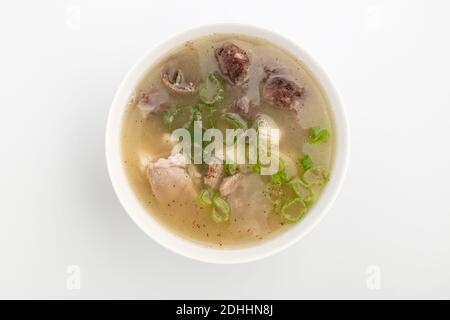 Schweinedarmsuppe auf weißem Hintergrund Stockfoto