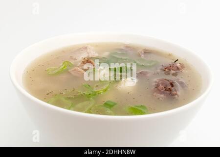 Schweinedarmsuppe auf weißem Hintergrund Stockfoto