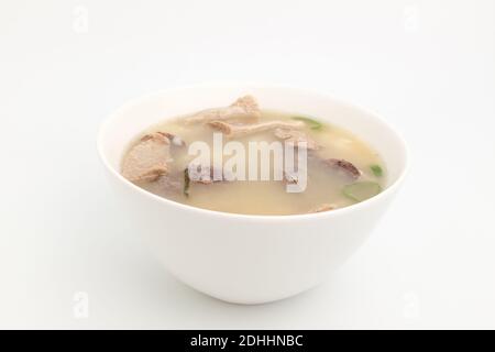 Schweinedarmsuppe auf weißem Hintergrund Stockfoto