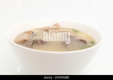 Schweinedarmsuppe auf weißem Hintergrund Stockfoto