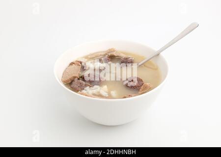 Schweinedarmsuppe auf weißem Hintergrund Stockfoto