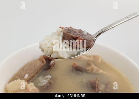 Schweinedarmsuppe auf weißem Hintergrund Stockfoto