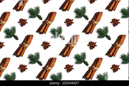 Zimtstangen, Fichtenzweig und Sternanis auf weißem Hintergrund. Weihnachtsmuster Stockfoto