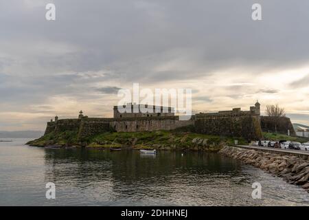 La Coruna, Galicien / Spanien - 26. November 2020: Blick auf die Festung Castelo de San Anton im Hafen von La Coruna in Galicien Stockfoto