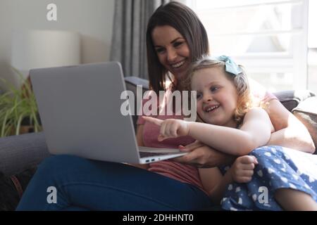 Kaukasische Mutter und Tochter mit Spaß liegen auf der Couch Stockfoto