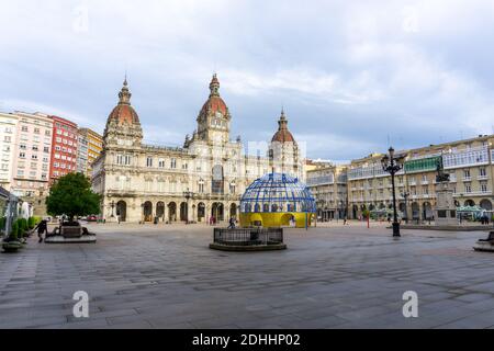 La Coruna, Galicien / Spanien - 26. November 2020: Blick auf das historische Rathaus und den Platz in La Coruna Stockfoto