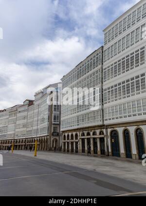 La Coruna, Galicien / Spanien - 26. November 2020: Verlassene Straßen in der Innenstadt von La Coruna wegen Coronavirus-Einschränkungen und Sperrung Stockfoto