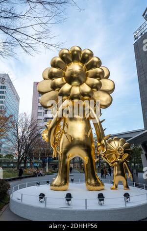 Eine riesige Goldblumenstatue des japanischen Künstlers Takashi Murakami in Roppongi Hills, Tokio, Japan. Stockfoto