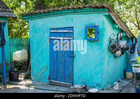Eingang zu Hause Keller im russischen Dorf im Sommer Stockfoto