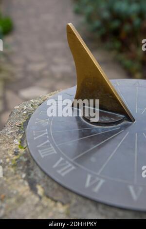 Sonnenuhr mit römischen Ziffern Ionenstein Sockel Stockfoto