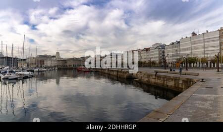 La Coruna, Galicien / Spanien - 26. November 2020: jachthafen und Jachthafen in der Innenstadt von La Coruna Stockfoto