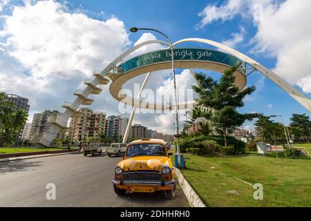 Taxi auf der Stadtstraße mit Blick auf die Biswa geparkt Bangla Gate eine beliebte Kunstgalerie und ein Restaurant in Rajarhat Gebiet Kalkutta Stockfoto