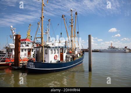 Fischerboote am Hafen, Norddeich, ostfriesland, niedersachsen, Deutschland, Europa Stockfoto