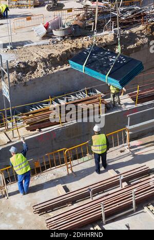 Am neuen Bahnhof Atocha arbeitet die Konditionierung mit Kränen. Madrid, Februar 2007 Stockfoto