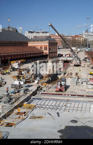 Am neuen Bahnhof Atocha arbeitet die Konditionierung mit Kränen. Madrid, Februar 2007 Stockfoto