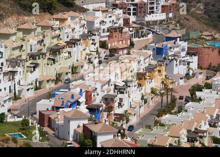 Touristische Entwicklung an der Küste von Granada in Andalusien. La Herradura März 2019 Stockfoto