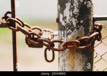 Eine Nahaufnahme einer rostigen Kette an einer Stange Stockfoto