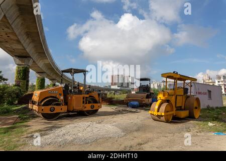 Straßenwalzen auf der Baustelle der Stadtüberführung bei New Stadt in Kalkutta Stockfoto