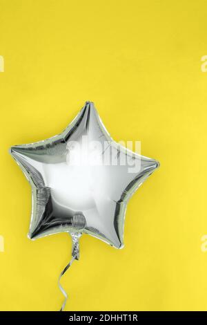 Ein silberner Glitter-Folienballon in Sternform Stockfoto