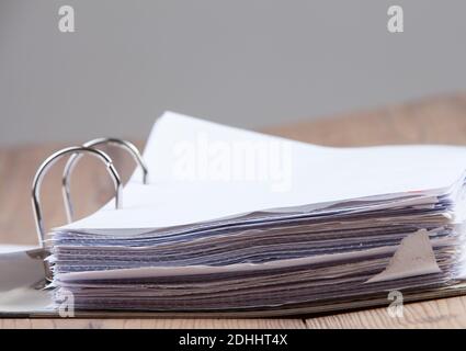 Dateiordner geöffnet, auf Holz mit grauem Hintergrund für Texteingabe. Stockfoto