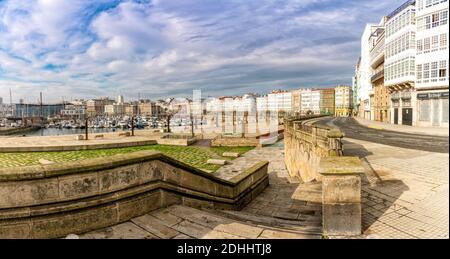 La Coruna, Galicien / Spanien - 26. November 2020: jachthafen und Promenade im historischen Stadtzentrum von La Coruna Stockfoto