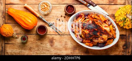 Appetitlich gebackenes Rebhuhn mit Kürbis.Gebratenes Fleisch Stockfoto