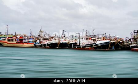 PORT ELIZABETH, SÜDAFRIKA - 25. Nov 2020: Verschwommen von Fischtrawlern im Hafen Stockfoto