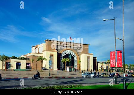 Marrakesch, Marokko - 22. November 2014: Nicht identifizierte Personen und Bahnhof der Stadt, auch bekannt als Gare de Marrakech Stockfoto