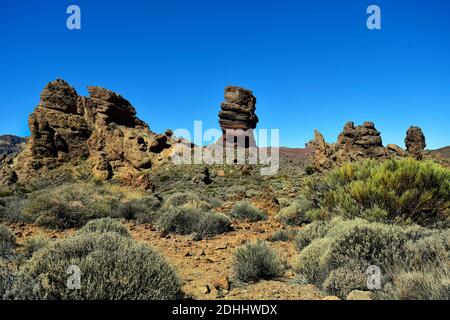 Spanien, Kanarische Inseln, Teneriffa, Felsformation Los Roques de Garcia mit Roque Cinchado aka Stone Tree im Teide Nationalpark Stockfoto