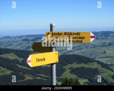 Ein typischenWegweiser für Wanderer in den Alpen auf der Ebenalp, Appenzell, Schweiz Stockfoto