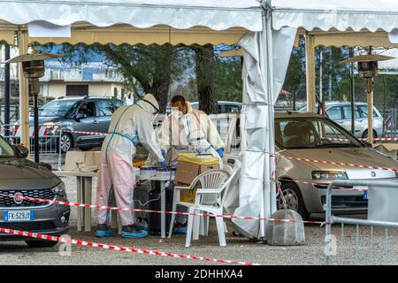 Screening-Verfahren für den Nachweis von Covid 19 mit SCHNELLEN ANTIGEN-TESTS im Zusammenhang mit dem Massenscreening. Stockfoto