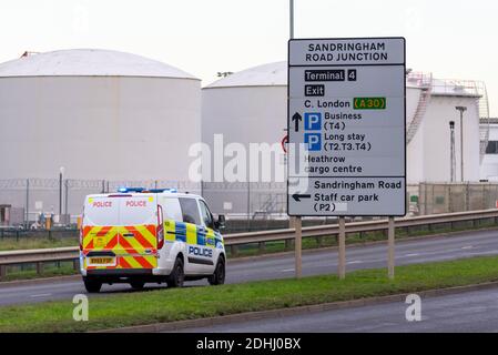 Die Polizei reagiert auf einen Vorfall am Eingang der Sandringham Road Fuel Farm am Flughafen London Heathrow, Großbritannien, in der Nähe der Kraftstofftanks. Sicherheit Stockfoto