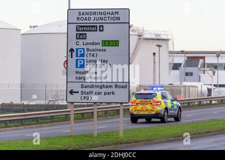 Die Polizei reagiert auf einen Vorfall am Eingang der Sandringham Road Fuel Farm am Flughafen London Heathrow, Großbritannien, in der Nähe der Kraftstofftanks. Sicherheit Stockfoto